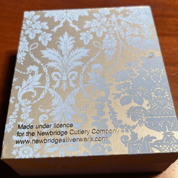 New in Box Princess Grace Collection Pearl Brooch from Newbridge Silver Ware. - Picture 5 of 9